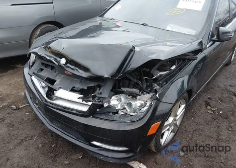 2011 Mercedes-Benz C 300 Luxury/Sport z USA, uszkodzony, nr VIN WDDGF5EB7BA449747